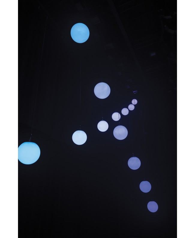 SHOWTEC Illumilift RGBW Turbo 6 m High Speed Hoist / 35 cm LED sphere